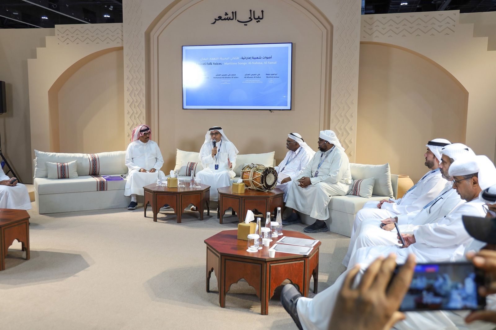 قصائد العازي والمنكوس تنثر جمالياتها في أبوظبي الدولي للكتاب 2025